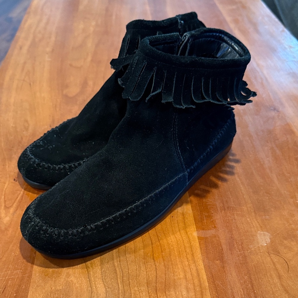 AEROSOLES Black Fringe Moccasins